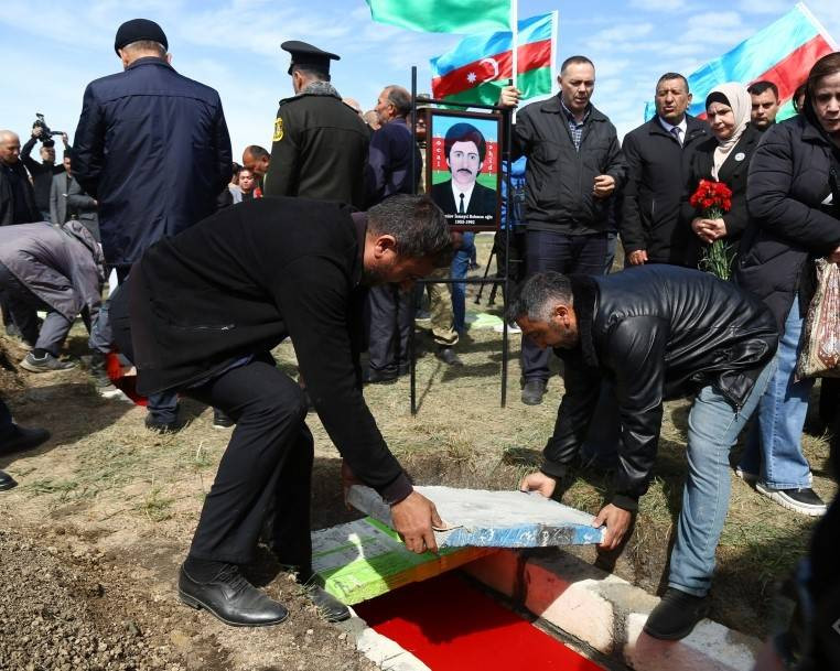 Hocalı katliamının yedi kurbanının kalıntısı Hocalı'da defnedildi - Resim: 1